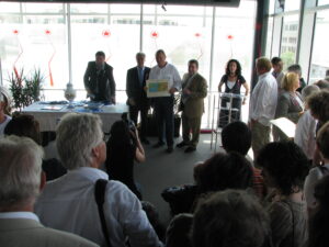 Remise de certificats aux capitaines, attestant de leur traversée de l'Atlantique