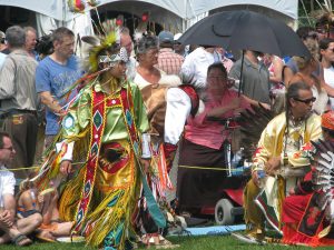 Jeune danseur au Pow Wow de Wendake en juillet 2008